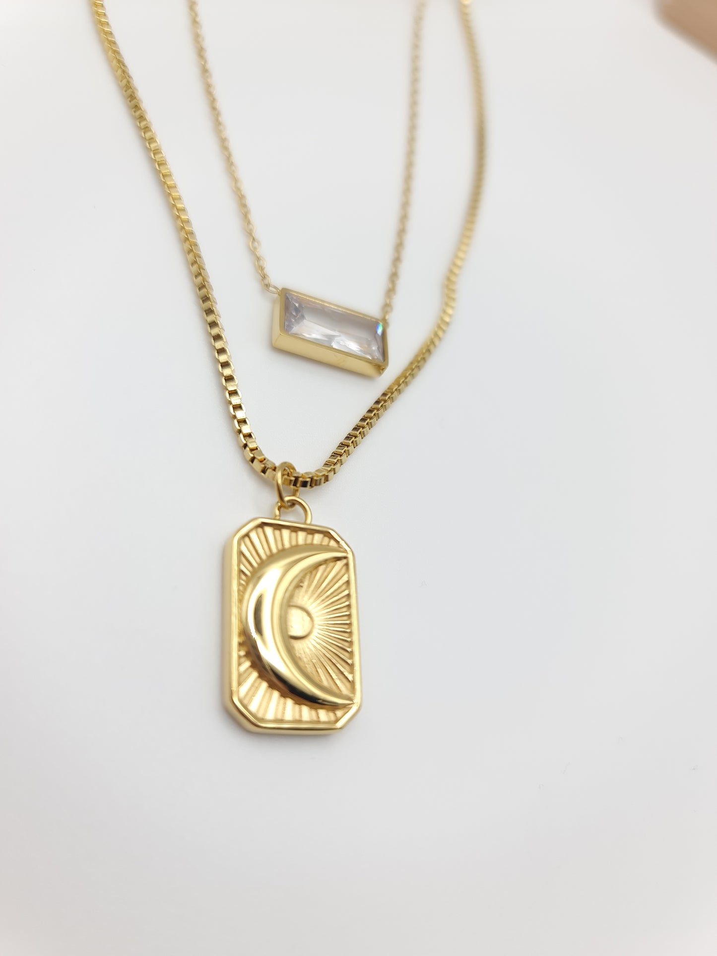Neck Moonsquare